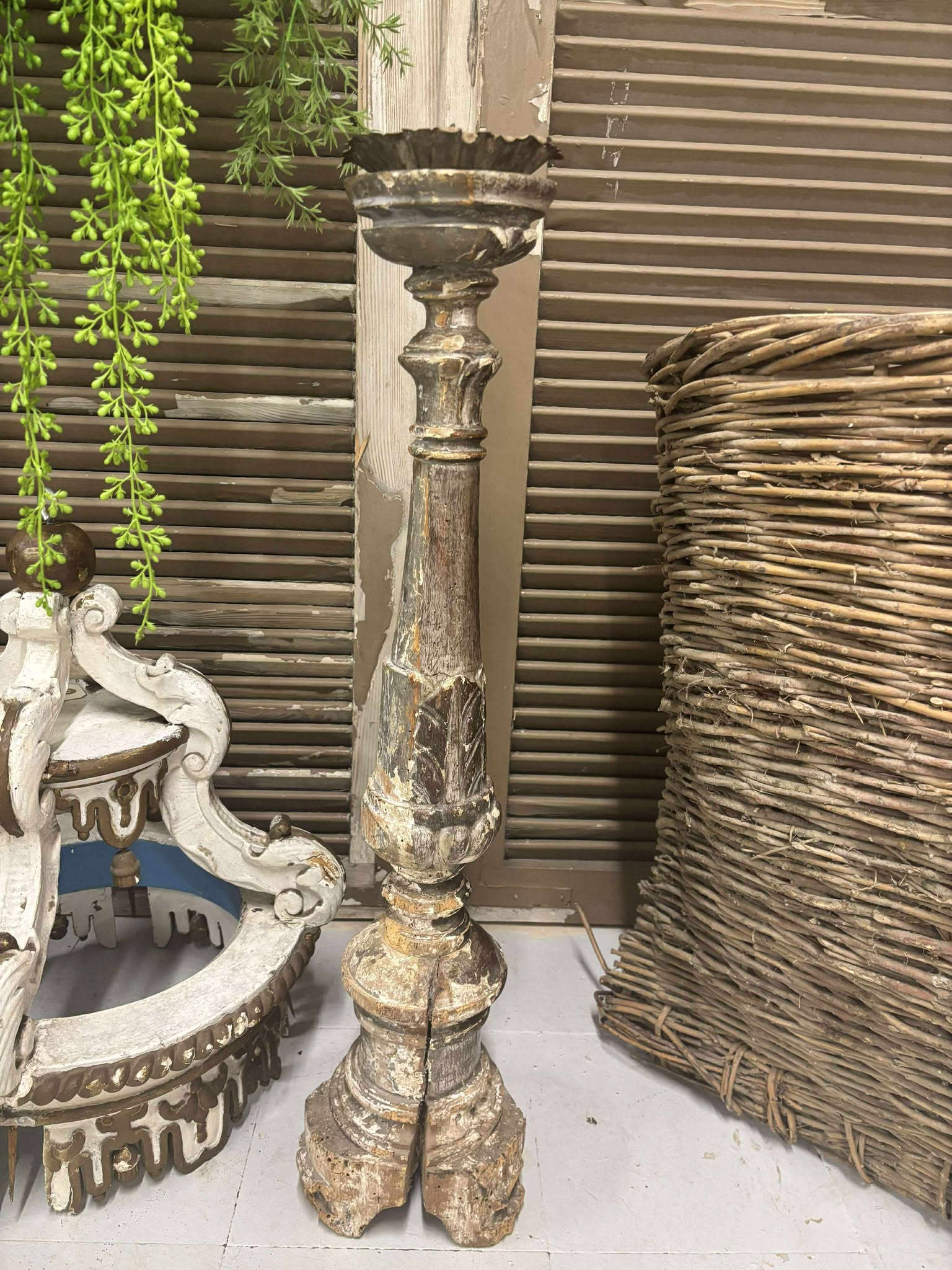 Alterstage i træ  ALST1